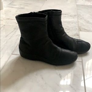 Arcopedico Women’s L8 Ankle Boot